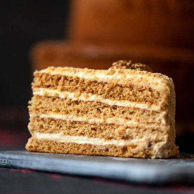 Arka planda bulanık bir doğum günü pastası. Tebrik kartı ya da bayram afişi için boş. Uzayı metin için kopyala. Yakın plan çekim. Yumuşak odak