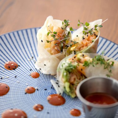 Kırmızı balık ve mikro sebzeli rulo. Yakın plan çekim. Yumuşak odak