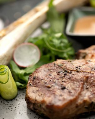 Kızarmış fileto. Sebze ve hardallı sulu et filetosu. Yakın plan çekim. Yumuşak odak