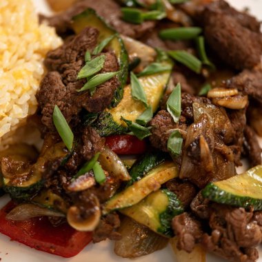 Et ve pirinçli kızarmış sebze. Pan-Asya mutfağı, baharatlı yemekler. Yakın plan çekim. Yumuşak odak