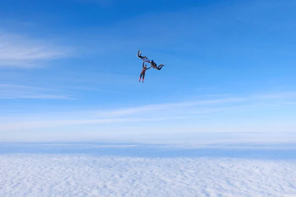 Fallschirmspringen Drei Freunde Fliegen Und Amüsieren Sich Blauen Himmel — Stockfoto