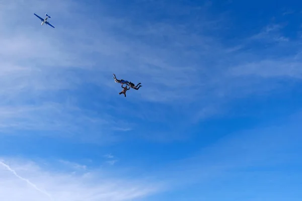 Skydiving Três Amigos Estão Voando Divertindo Céu Azul — Fotografia de Stock