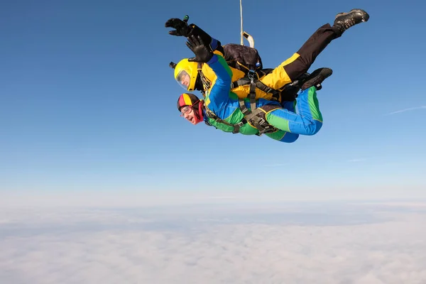 跳伞串联跳跃 两个人在天空中飞翔 — 图库照片