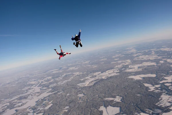 跳伞一路顺风两个跳伞者在空中玩得很开心 — 图库照片