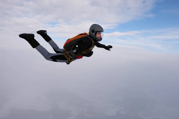 Skydiving Uma Menina Bonita Está Voando Céu — Fotografia de Stock