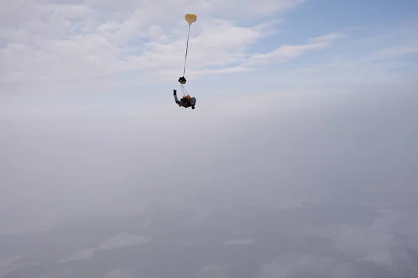 Fallschirmspringen Ein Hübsches Mädchen Fliegt Den Himmel — Stockfoto