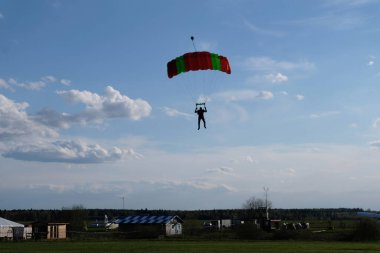 Hava dalışı. Bir paraşütçü iniyor. Siluet.