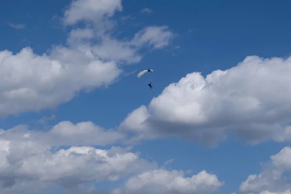 Paracaidismo Paracaídas Está Cielo Azul Nublado — Foto de Stock