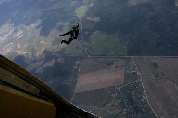 Skydiven Skydiver Net Uit Een Vliegtuig Gesprongen Het Uitzicht Vanuit — Stockfoto