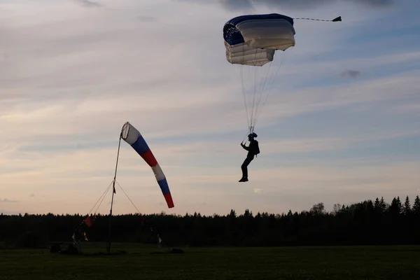 Skydiving Pára Quedista Está Aterrar Silhueta — Fotografia de Stock