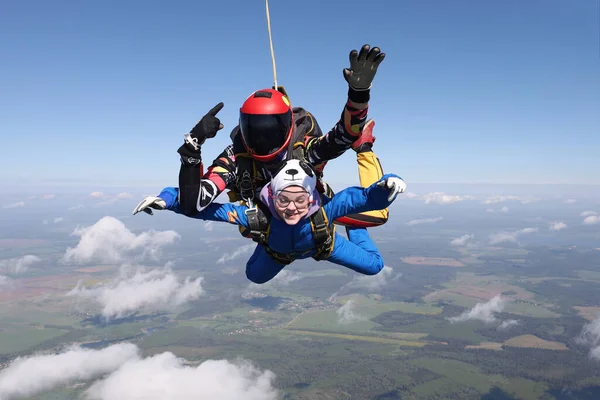 Skydiven Tandemsprong Een Mooi Meisje Haar Instructeur — Stockfoto