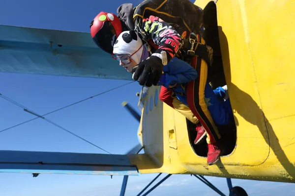 Skydiven Tandemsprong Een Mooi Meisje Haar Instructeur — Stockfoto