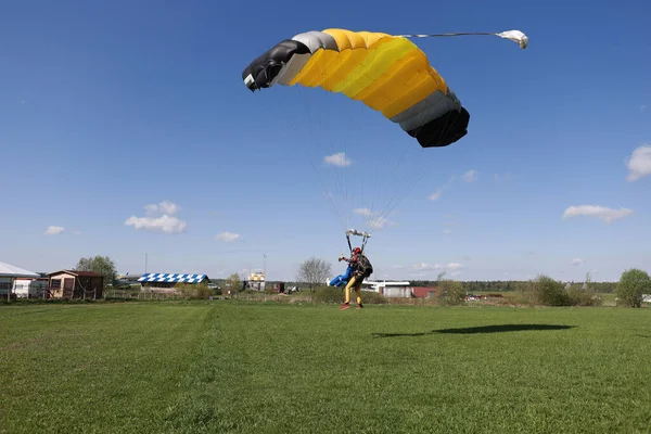 Skydiving Salto Tandem Uma Menina Bonita Seu Instrutor Grande Paraquedas — Fotografia de Stock