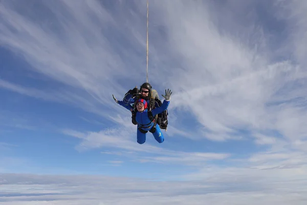 Skydiving Salto Tandem Uma Jovem Mulher Seu Instrutor Estão Céu — Fotografia de Stock