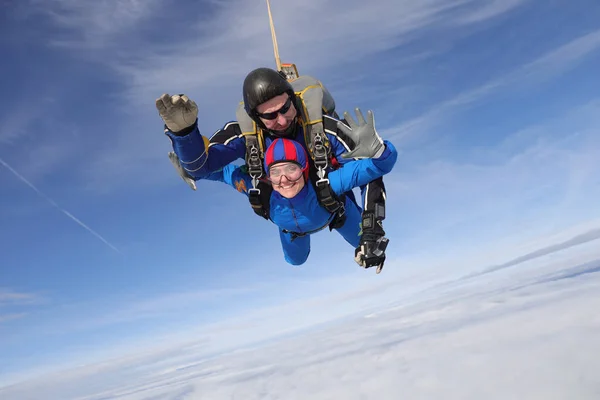 跳伞串联跳跃 一个年轻的女人和她的导师在空中 — 图库照片