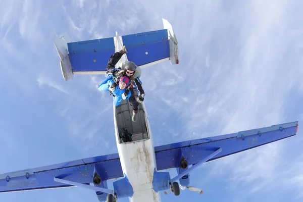 Fallschirmspringen Tandemsprung Eine Junge Frau Und Ihr Ausbilder Sind Himmel — Stockfoto