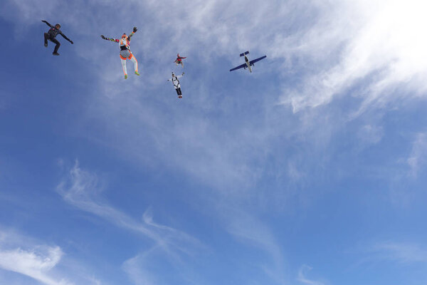 Прыжки с парашютом Скайдайверы развлекаются в небе.
