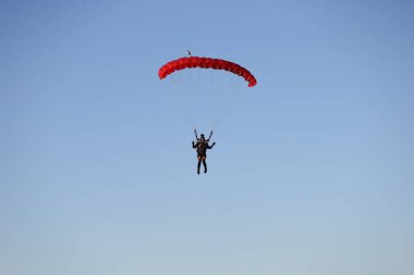 Hava dalışı. Genç bir kadın paraşütçü.. 