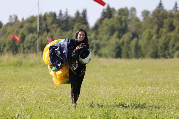 Skydiven Een Gelukkige Vrouw Komt Terug Sprong — Stockfoto