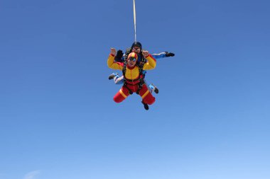 Hava dalışı. Çift atlama. İspanyol bir kadın ve öğretmeni..