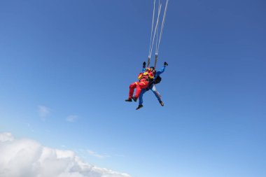 Hava dalışı. Çift atlama. İspanyol bir kadın ve öğretmeni..