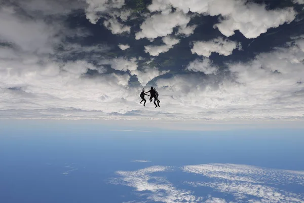 Прыжки Парашютом Свободно Прыгать Голову Вниз Трое Парашютистов Веселятся Небе — стоковое фото