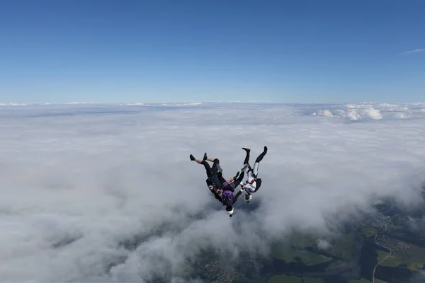 跳伞自由地跳跃 低着头三个跳伞者在空中玩得很开心 — 图库照片