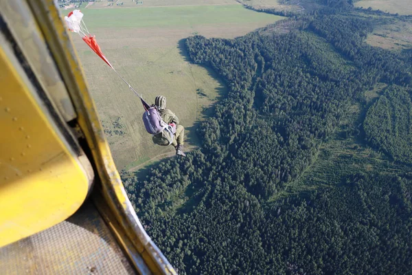 Parachutist Militaire Training Skydiver Springt Uit Een Vliegtuig — Stockfoto