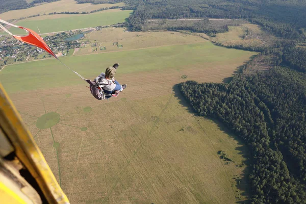 낙하산 부대원 스카이다이버가 비행기에서 뛰어내리고 — 스톡 사진