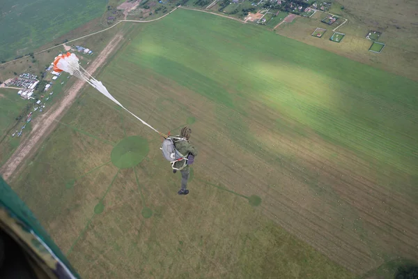 Parachutisten Een Sprong Uit Een Vliegtuig — Stockfoto
