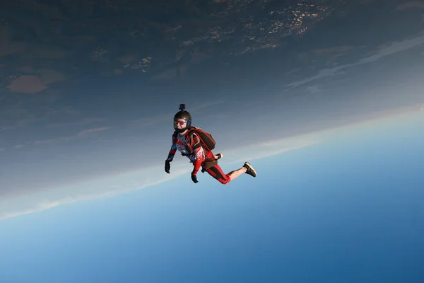 跳伞自由地跳跃 一个女孩在空中玩得很开心 — 图库照片