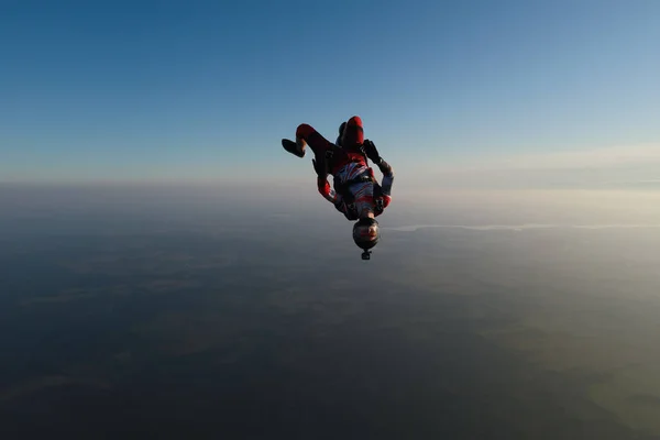 跳伞自由地跳跃 一个女孩在空中玩得很开心 — 图库照片