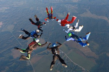 Hava dalışı düzenine geçin. Gökyüzünde bir grup paraşütçü var.