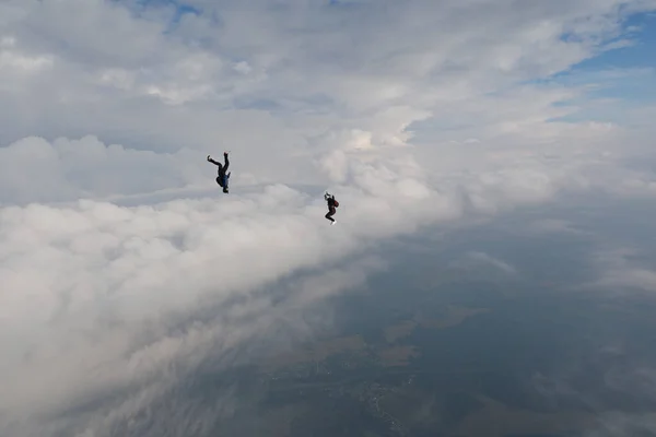 Skydiving Salta Livremente Dois Tipos Estão Cair Céu Cabeça Para — Fotografia de Stock