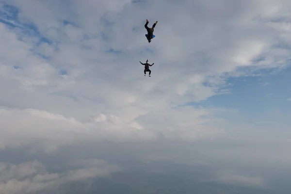 Skydiving Hoppa Fritt Två Killar Faller Ner Skyn Huvudet Upp — Stockfoto