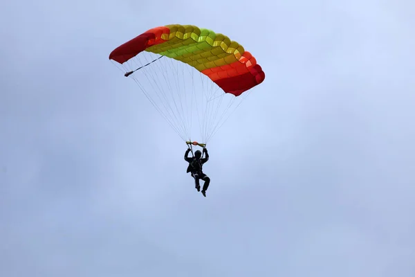 跳伞着陆 跳伞运动员驾驶降落伞准备着陆 — 图库照片