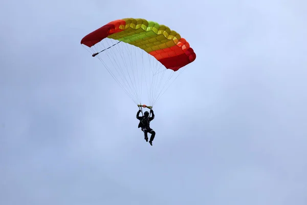 Ejtőernyőzés Leszállás Egy Ejtőernyős Vezeti Ejtőernyőt Leszáll — Stock Fotó