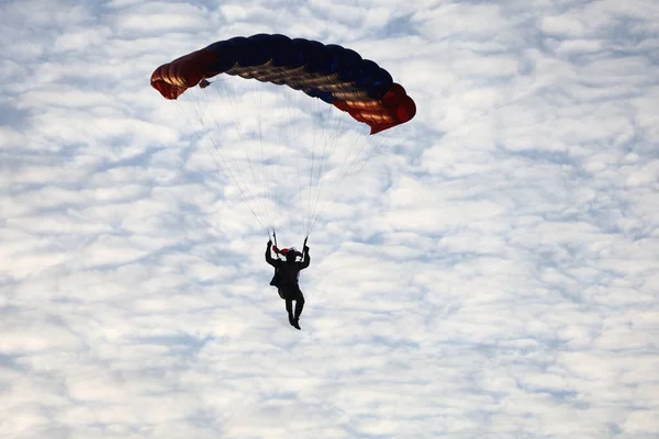 Paracaidismo Aterrizaje Paracaidista Pilotará Paracaídas Aterrizará — Foto de Stock