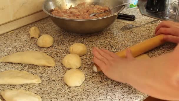 Cook rolls out the dough — Stock Video