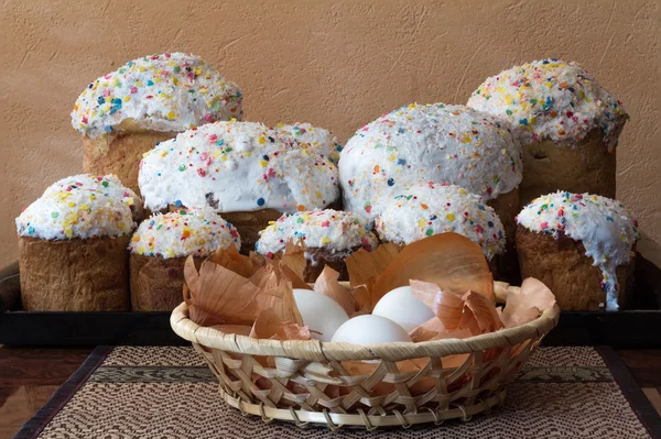 Pastel de Pascua y huevos — Foto de Stock