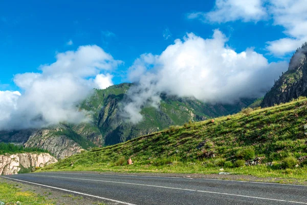 Camino de montaña pavimentado — Foto de Stock