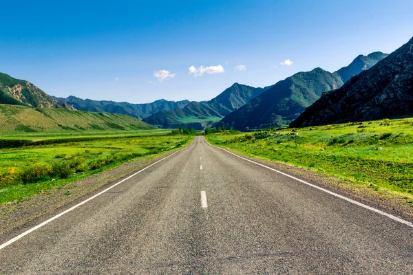 Camino de montaña pavimentado — Foto de Stock