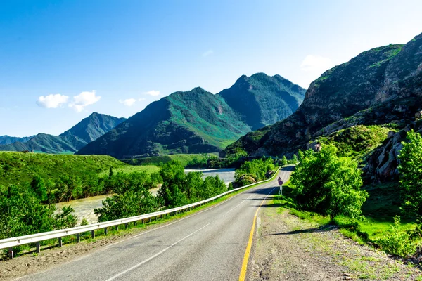 Camino de montaña pavimentado — Foto de Stock