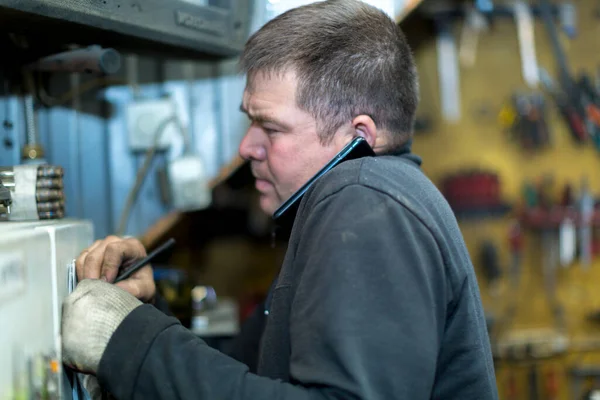 직장에서 핸드폰으로 통화하는 근로자의 — 스톡 사진