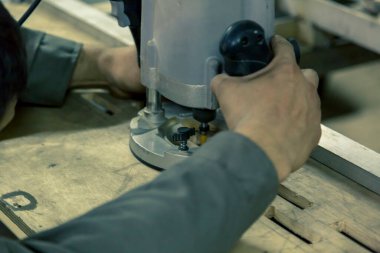 İşçi kıskaçla parçayı sabitler.