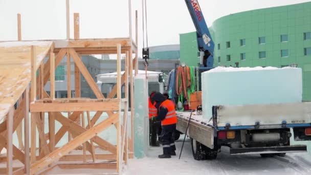 Travailleur coupe panneau de glace avec scie à essence — Video