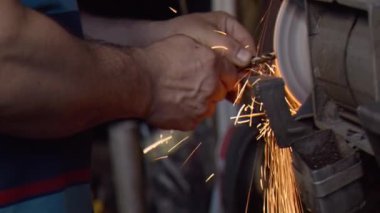 Çilingir elleri bir matkapla Emery 'de  