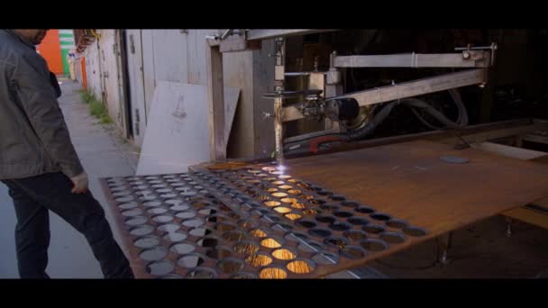 Зварювальник Вирізає Кола Товстої Сталі Плазмовим Факелом Краплі Розсіювання Тріщин — стокове відео