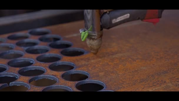 Plasma Cutting Machine Cutting Thick Sheet Steel Circles — Stok Video