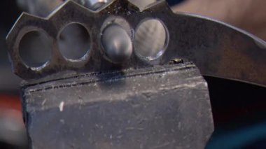 Usta, matkapla mengeneye sıkıştırılan parçayı işler.